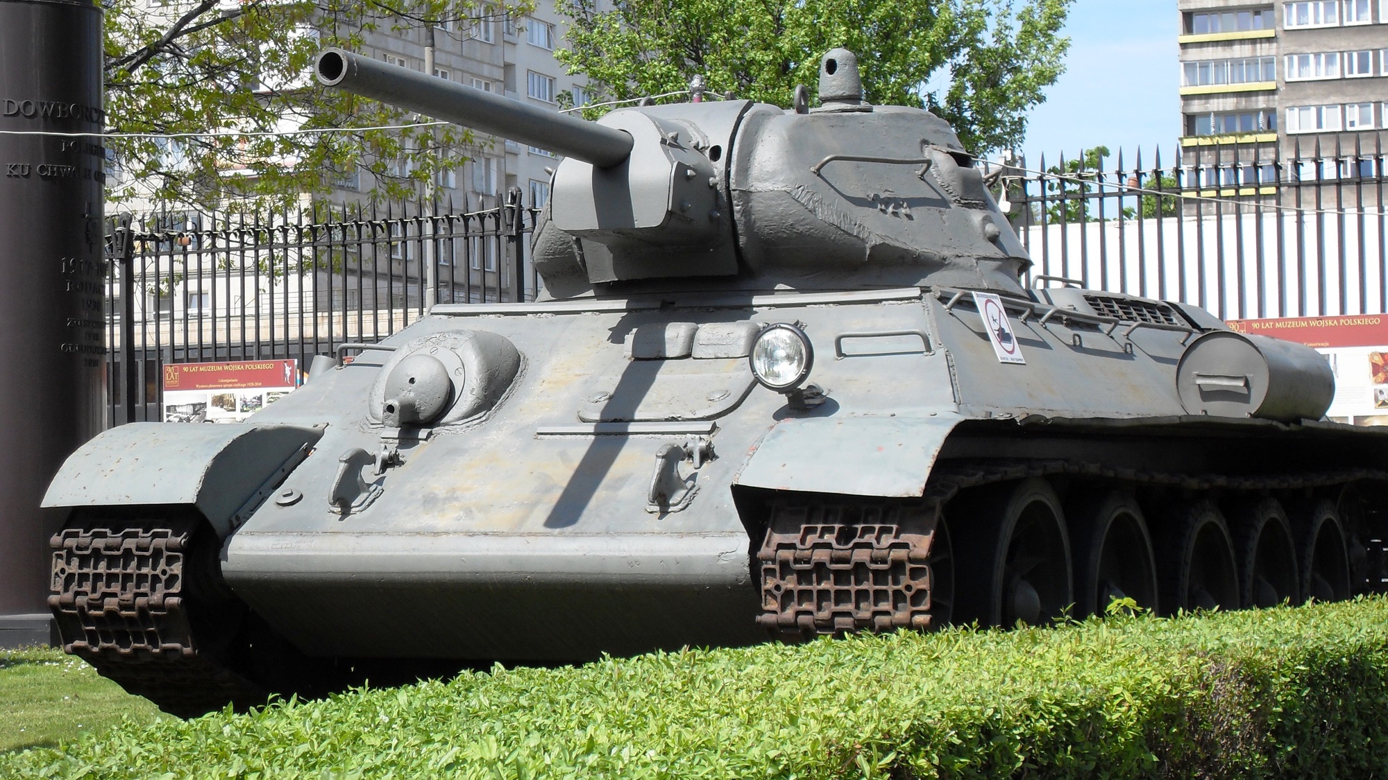 A weapon  salute. The Polish defence  is full of parody