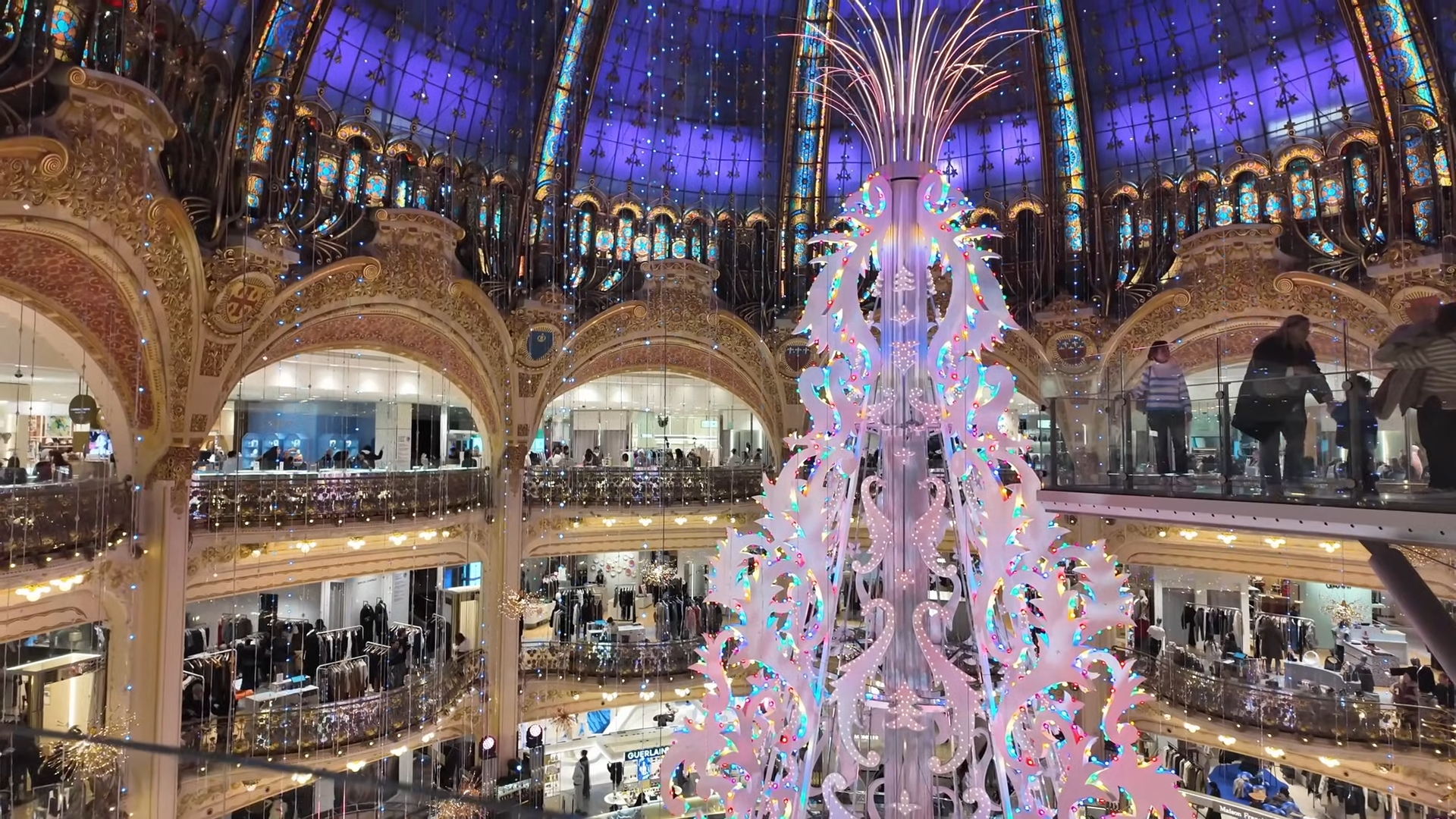 Magia świąt w Paryżu. Najbardziej spektakularne iluminacje świata