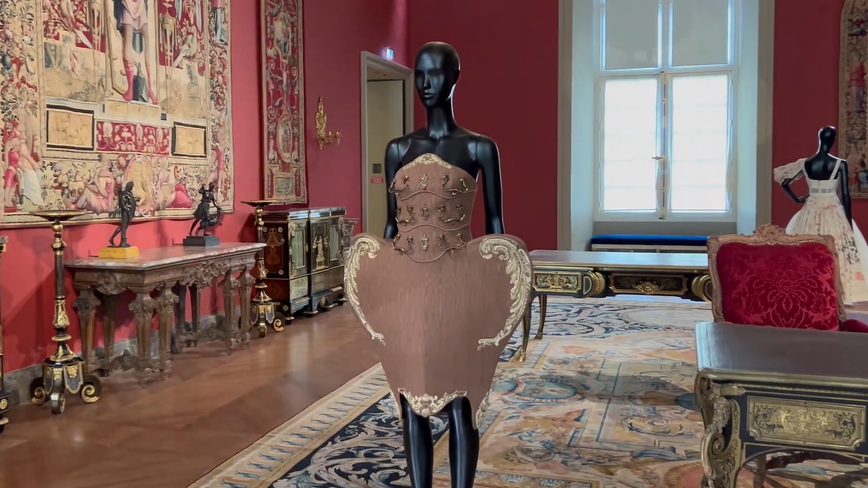 Niezwykła wystawa. W Luwrze haute couture spotyka się ze sztuką