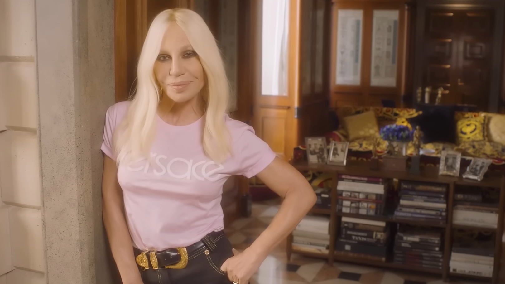 Versace w DNA, skandale i niegasnąca legenda. Donatella oddaje koronę