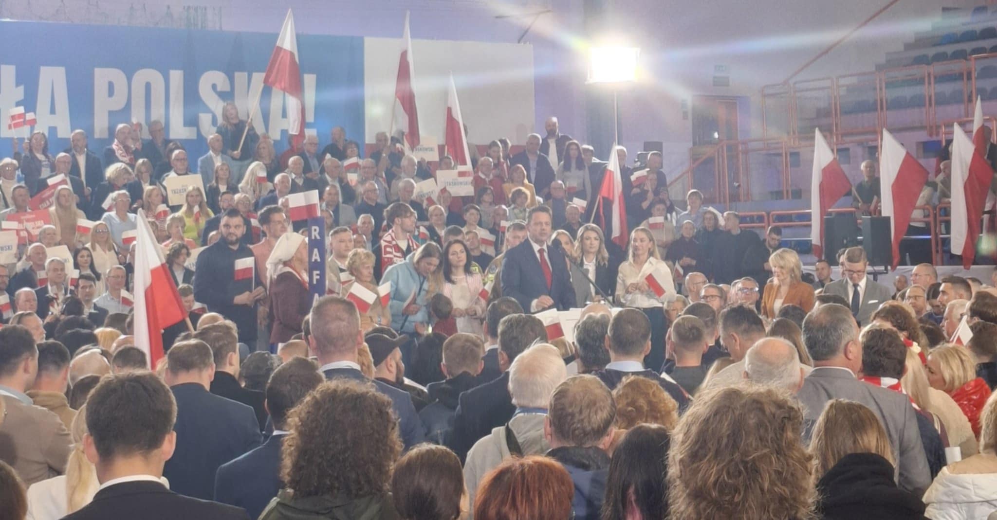 Emocje i nerwy w strugach deszczu. Relacja ze sztabu Trzaskowskiego