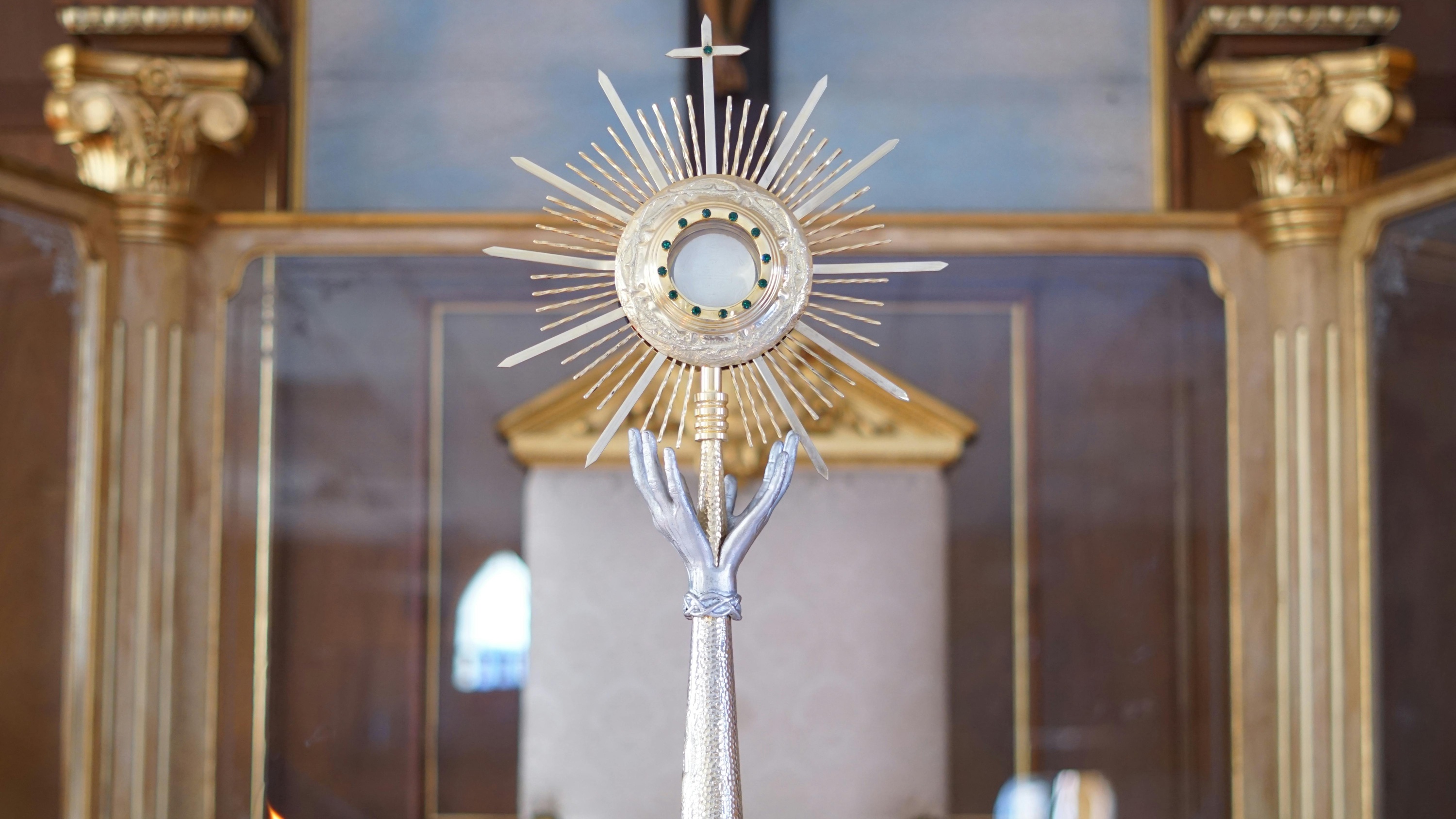 Odwieczny dylemat. Ile pieniędzy na komunię?