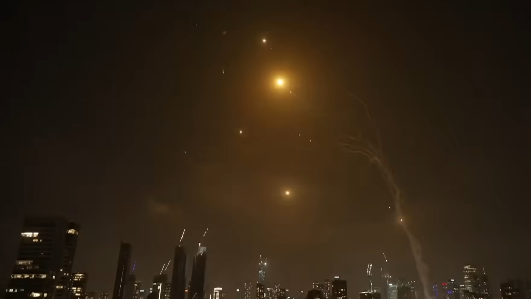 Izrael pod ostrzałem: Iran nie ustępuje, USA wzmacniają gotowość