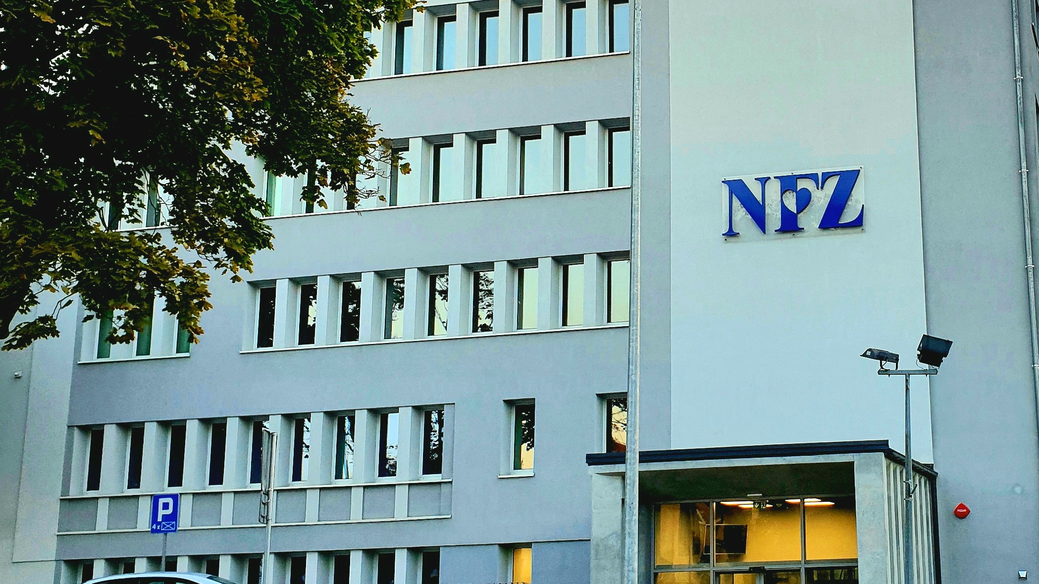 NFZ zbankrutował? Lekarze mówią o porażce, rząd o stabilności