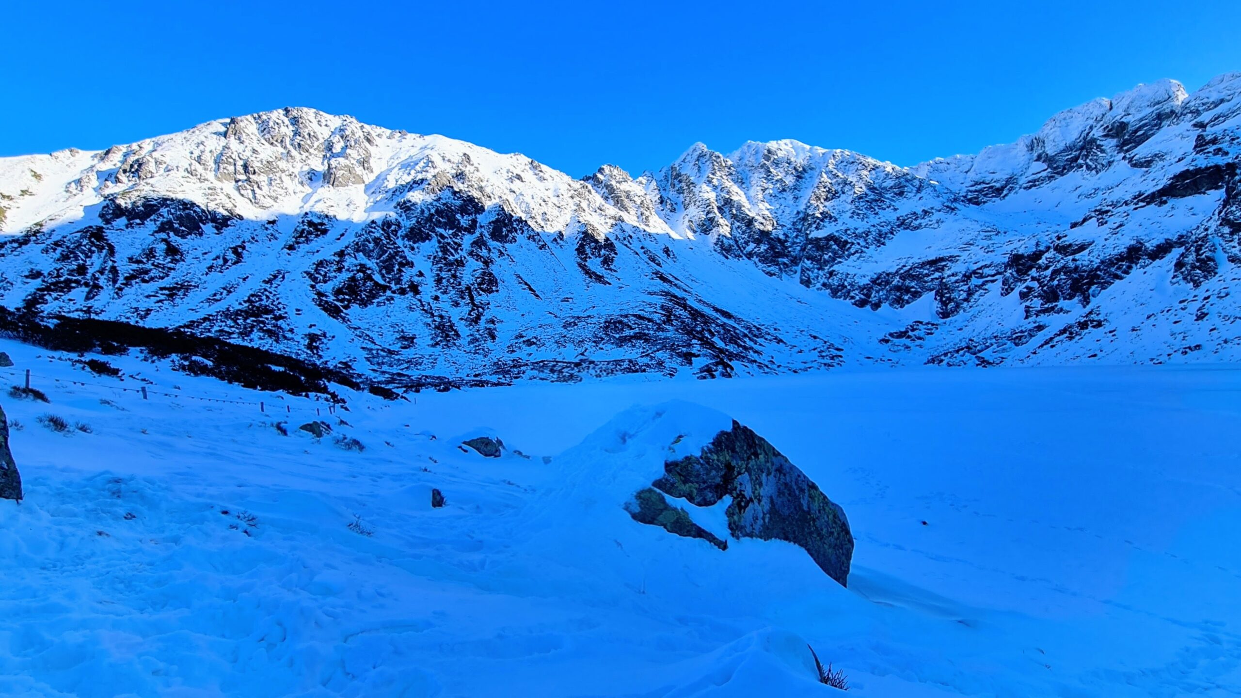 Tatrzańskie jeziora zamarzają, turyści bagatelizują niebezpieczeństwo