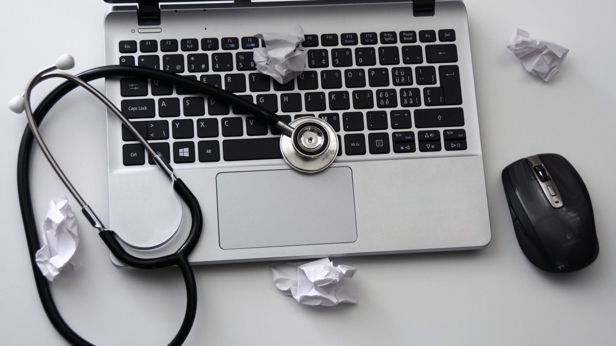 Medyczna porada od AI? Lepiej uważaj na szkodliwe halucynacje