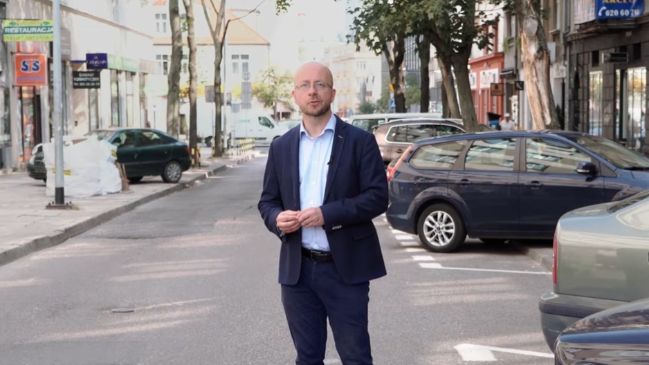 Pisał dwuznaczne wiadomości do 17-latki. Gdyński radny zwolniony dyscyplinarnie