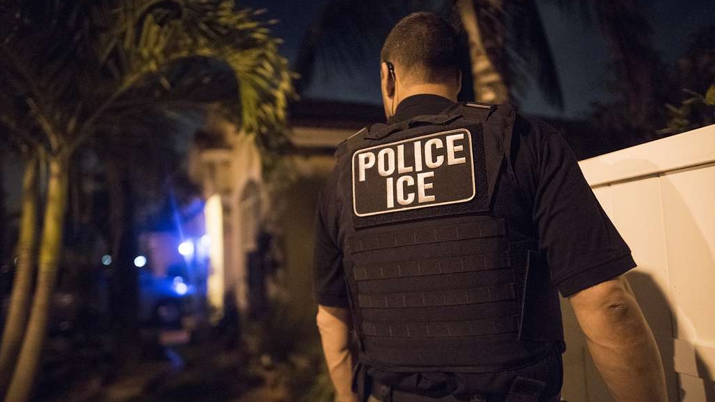 Brutalność ICE jako narzędzie polityczne? Media o strategii Trumpa