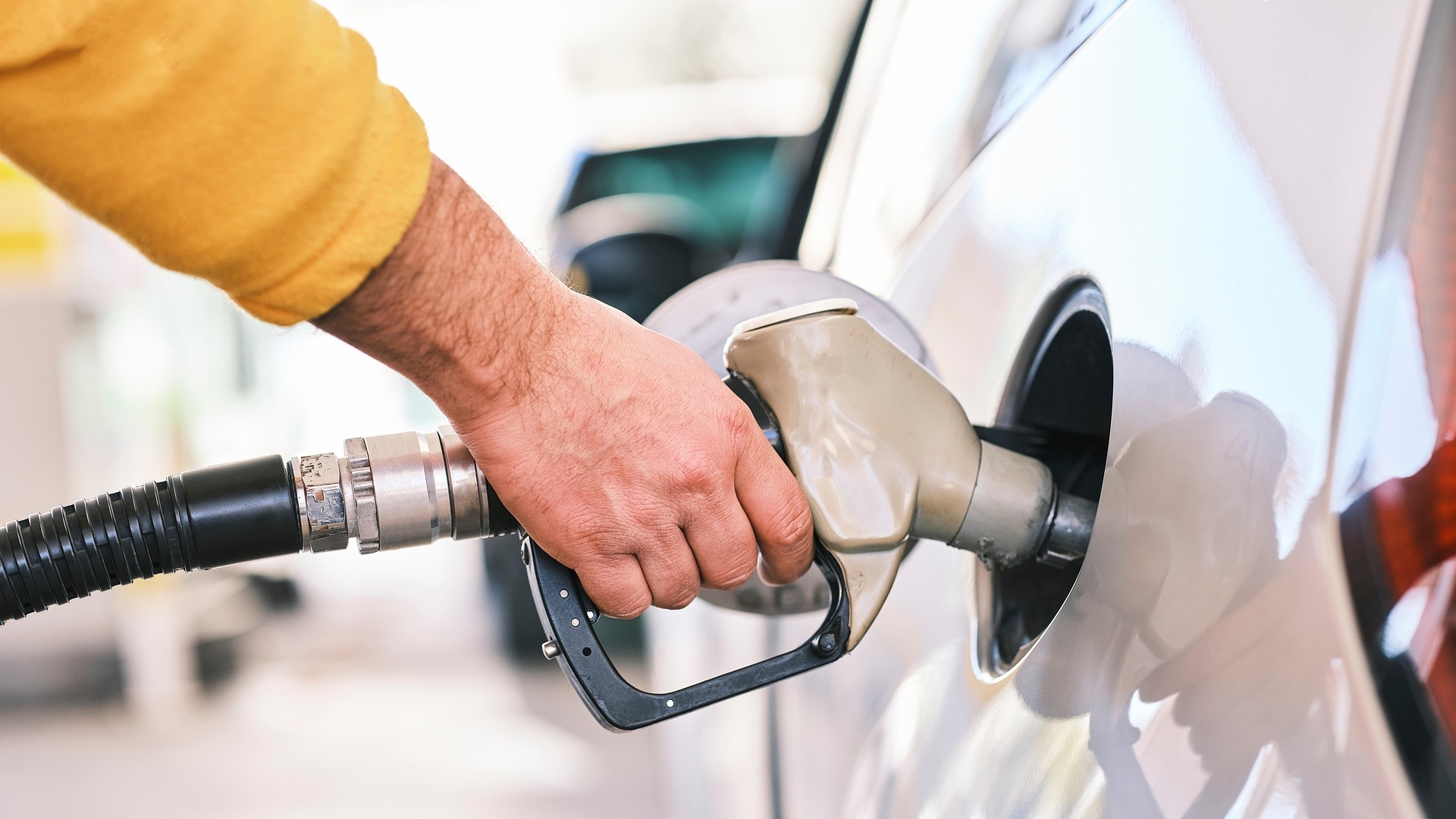 Obniżka akcyzy na paliwa weszła w życie. Rząd zapowiada dalsze działania