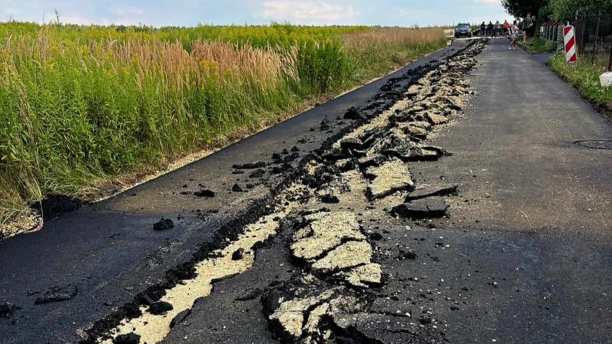 Rolnik zaorał drogę i trafił do aresztu. Wątpliwości w sprawie