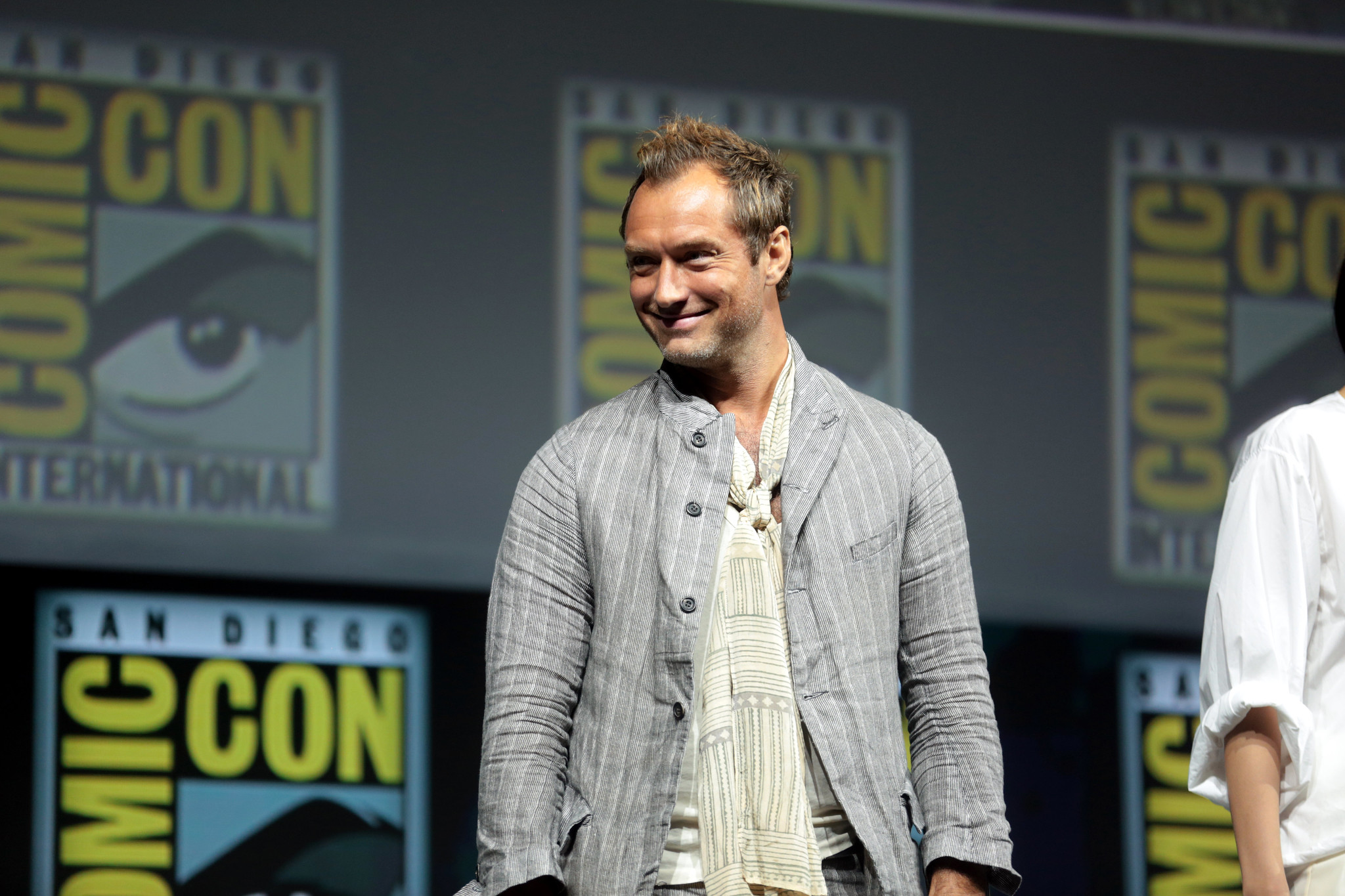 Z anioła Watykanu w upiora Moskwy. Brytyjski aktor przechodzi metamorfozę