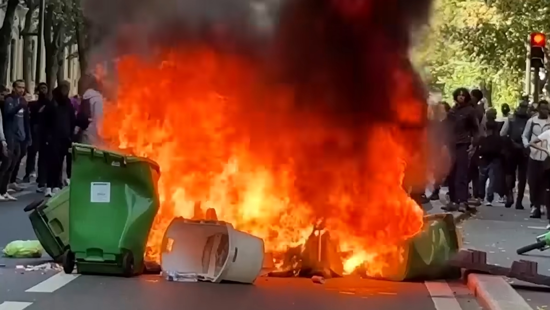 Francuskie szkoły w ogniu. Protest młodzieży przerodził się w przemoc